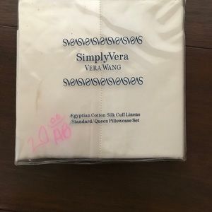 Vera Wang queen pillow case set
